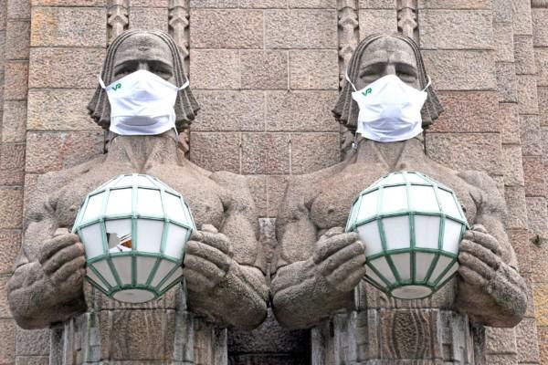 Två statyer med munskydd.