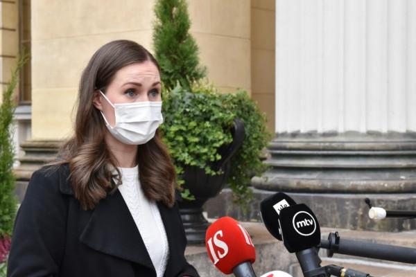 finlands statsminister iklädd munskydd