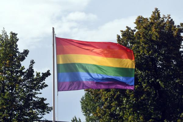 En flagga i regnbågsfärger.