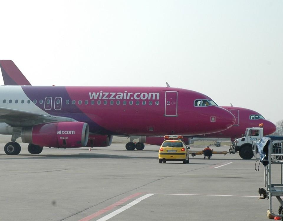 wizzairs flygplan på en flygplats
