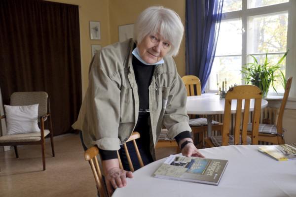 äldre kvinna med bok