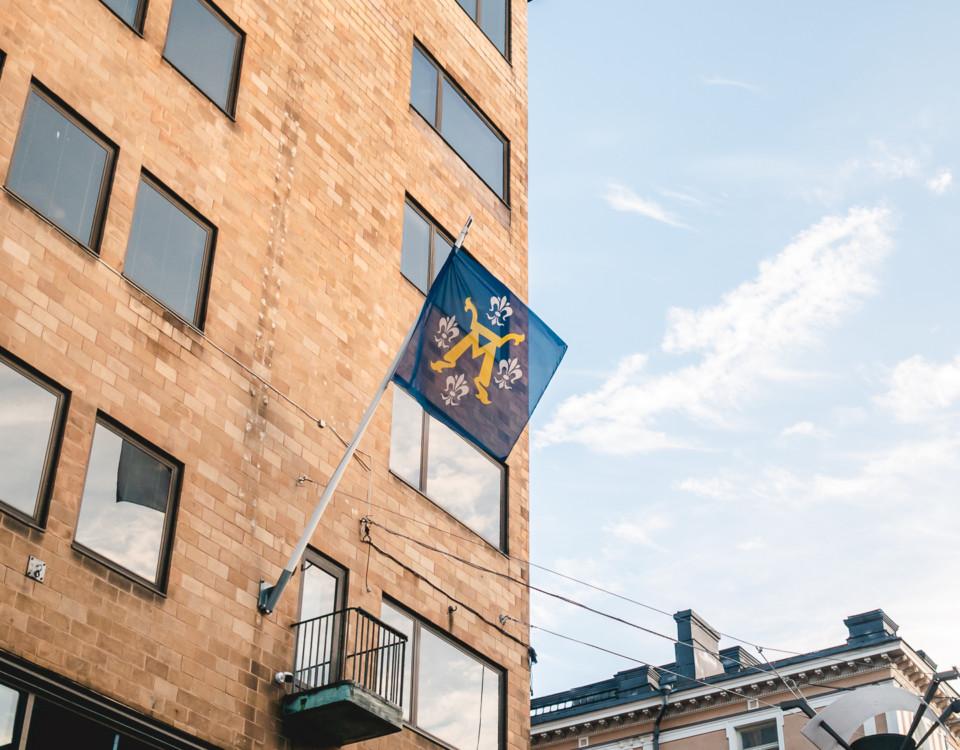 Åbo stads vapen på flagga på fasad