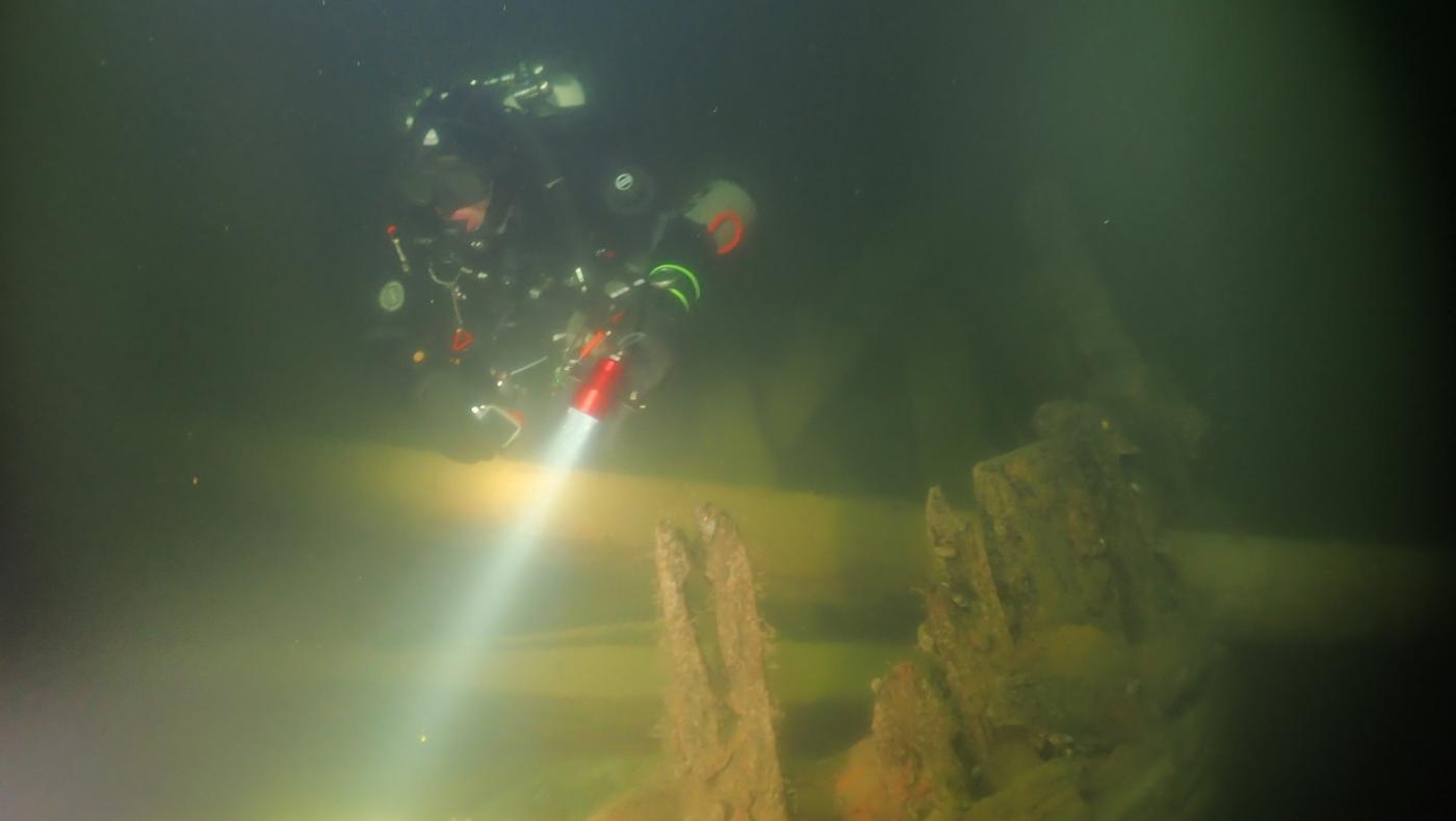 En dykare vid ett vrak under vatten. 