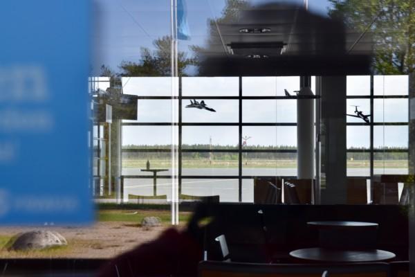 ett flygfält sett genom ett fönster