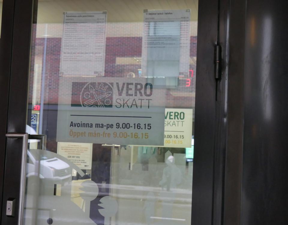 VERO-SKATT-skylt i dörrfönster