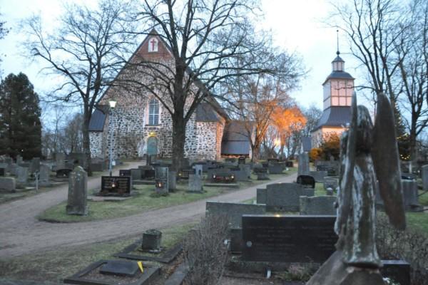 en kyrka med kyrkogård