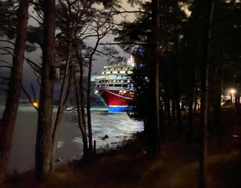 Vikingbåt i kvällsskymning alldeles vid land