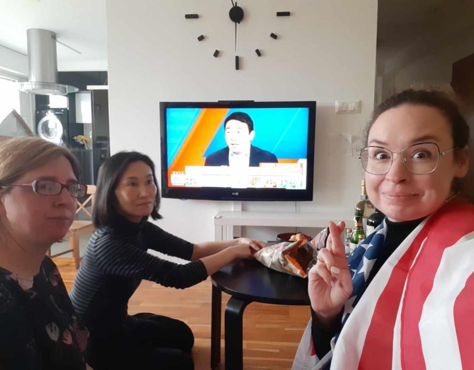 tre kvinnor samlade vid en tv-skärm