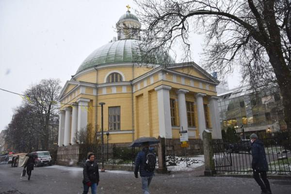 gul ortodox kyrka fotad utifrån, grönt kupoltak