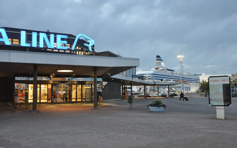 Passagerarfartyg invid passagerarterminal i Åbo hamn