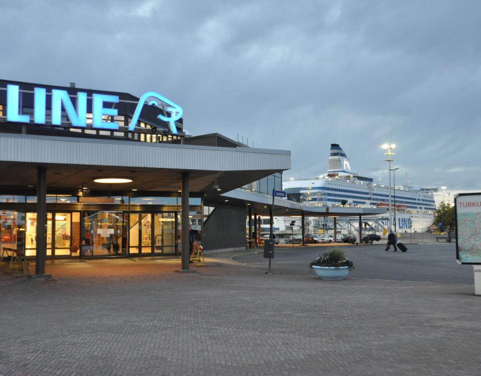 Passagerarfartyg invid passagerarterminal i Åbo hamn