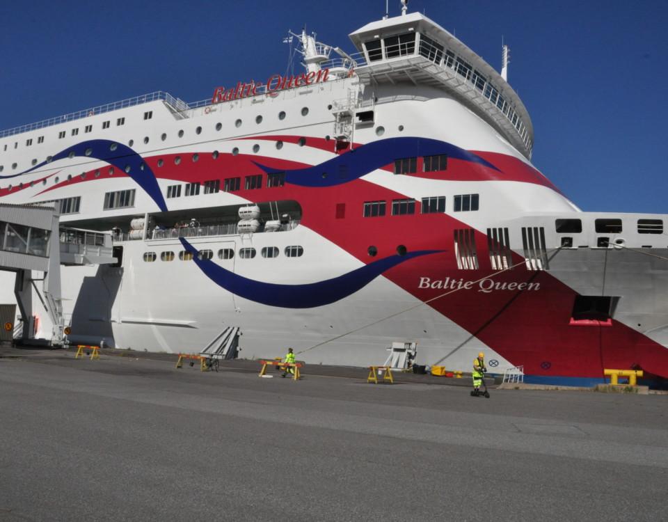 passagerarfartyg i röda och vita färger ligger i Åbo hamn
