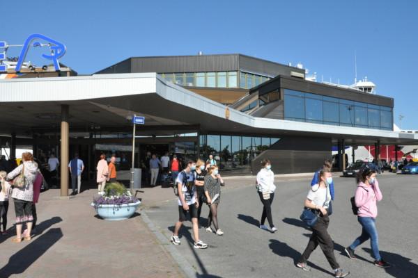 resenärer vid Silja Lines passagerarterminal i Åbo hamn
