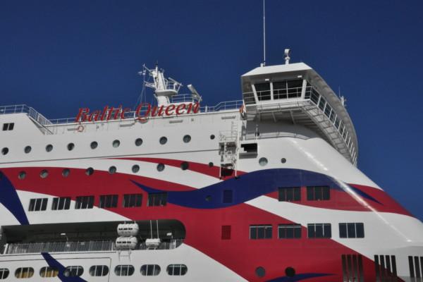 Passagerarfartyg i röda, vita och blå färger