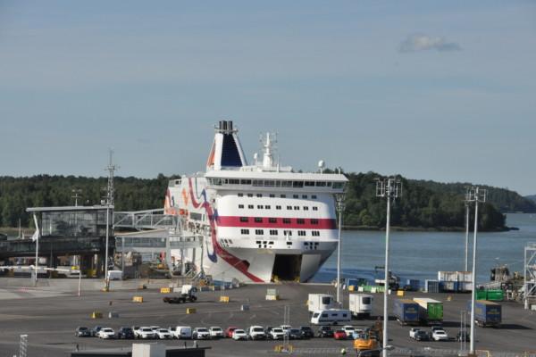 passagerarfartyg i röda och vita färger ligger i Åbo hamn