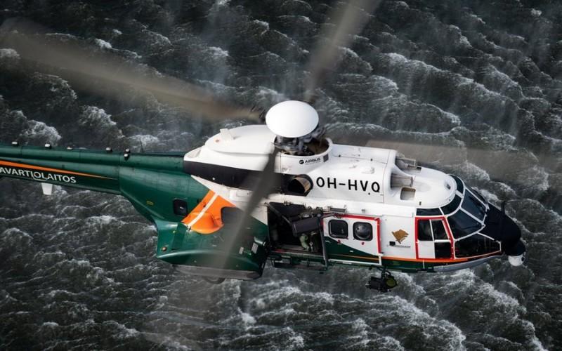 En helikopter ovanför vatten.