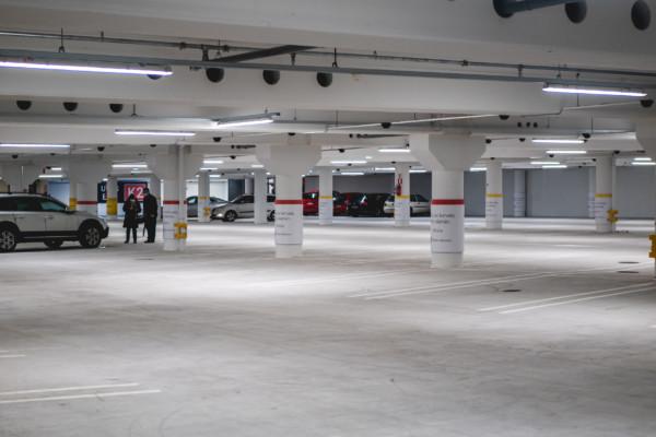 en nästan tom parkeringshall