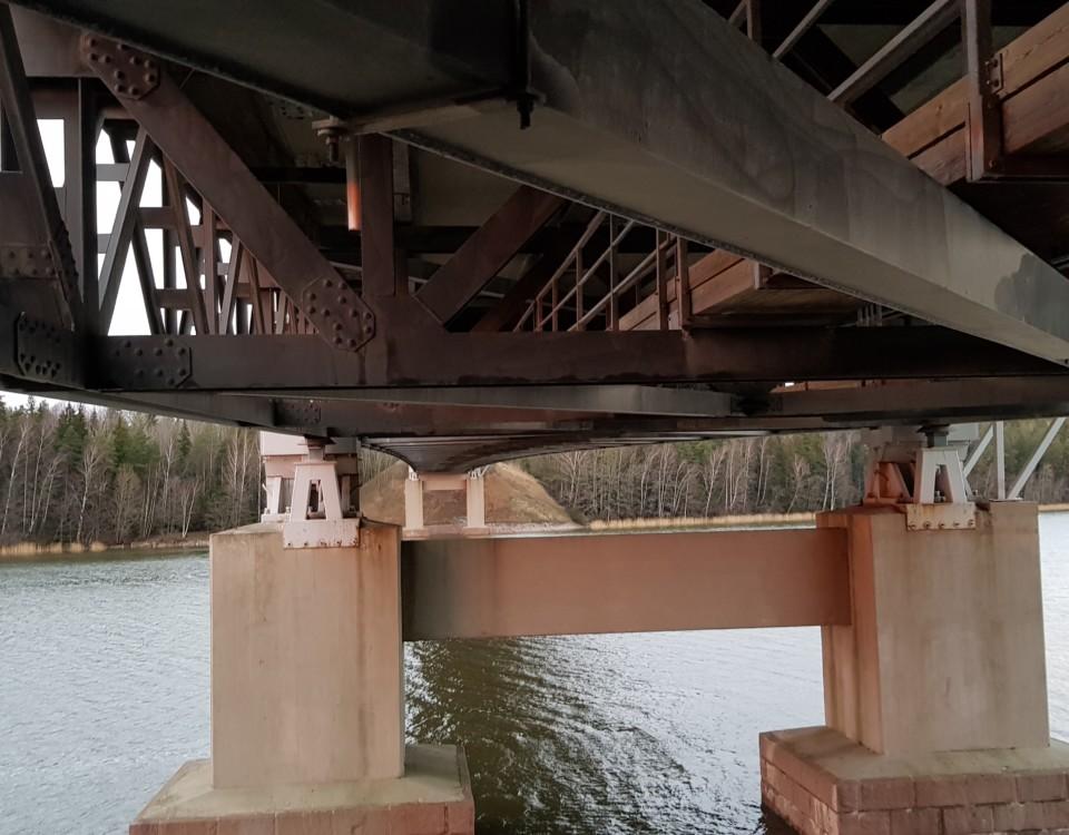 en bro fotograferad underifrån
