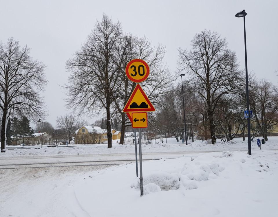 ett trafikmärke i snön