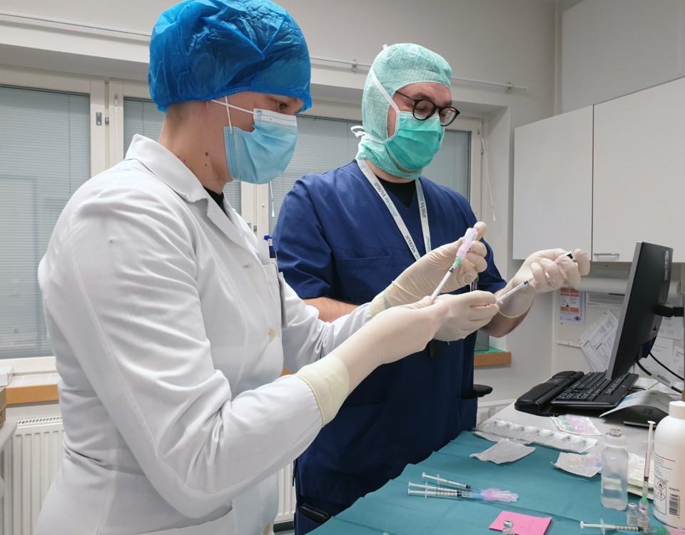 två sjukskötare förbereder vaccinering