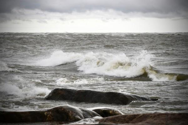 Klippor vid havet i lätt storm.
