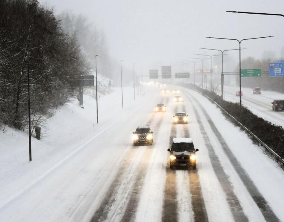 Bilar på en vintrig motorväg.