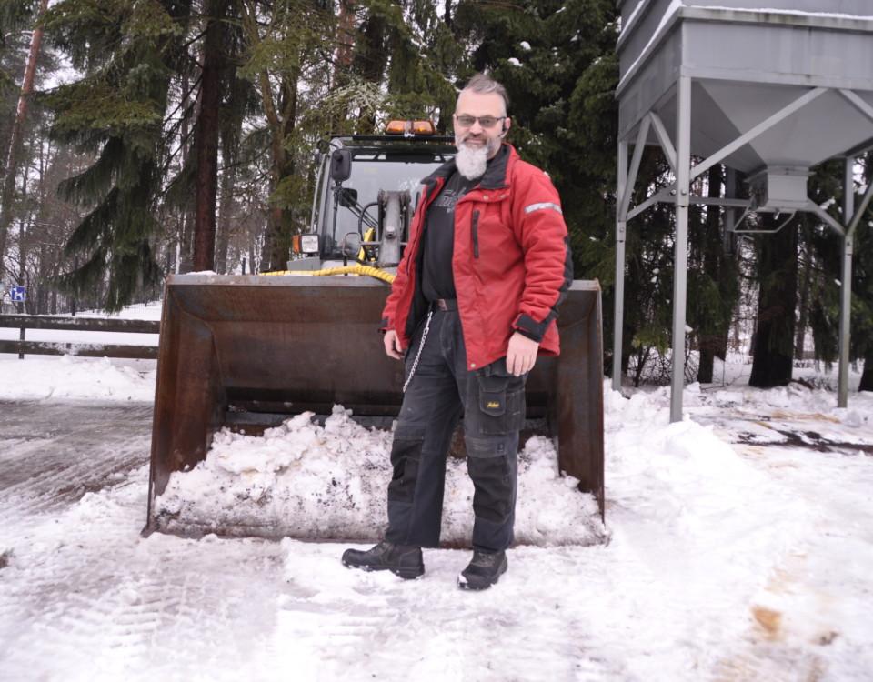 En man framför en snötraktor