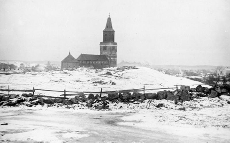 Gammal bild från 1800-talets Åbo, men åker och stenmur i förgrunden