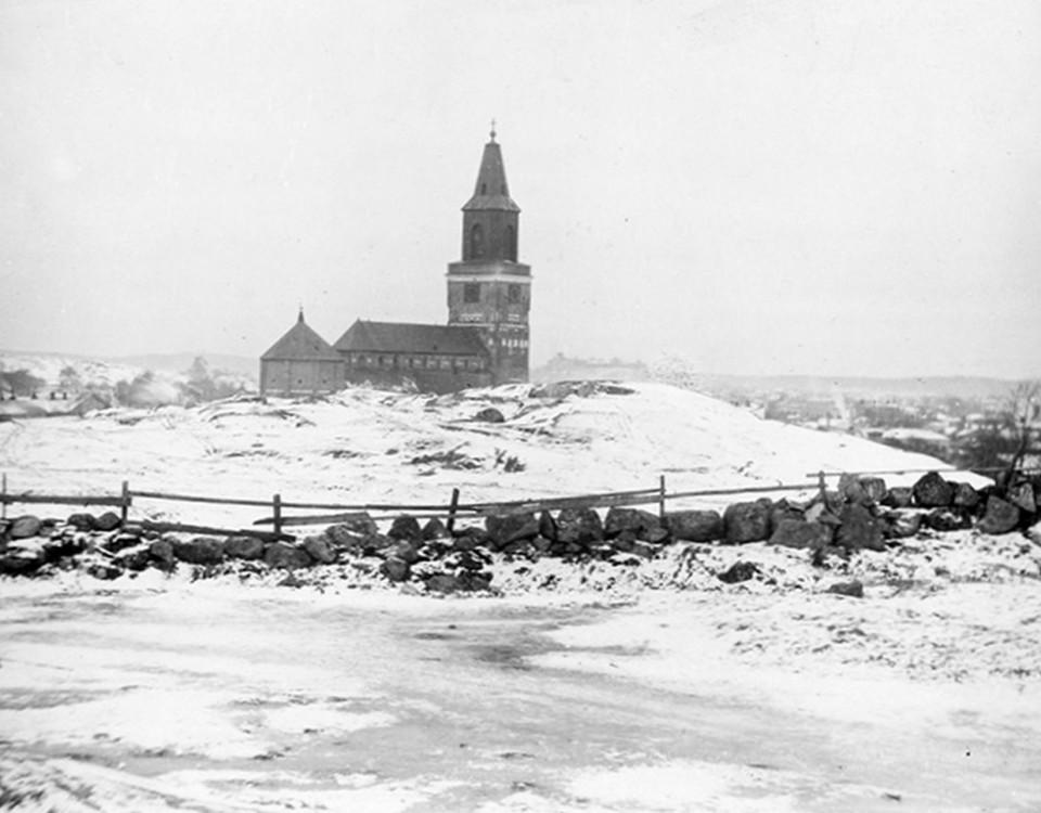 Gammal bild från 1800-talets Åbo, men åker och stenmur i förgrunden