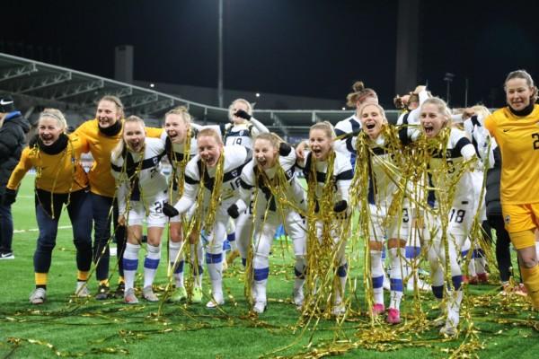 Finlands landslagsdamer täckta av guldkonfetti firar.