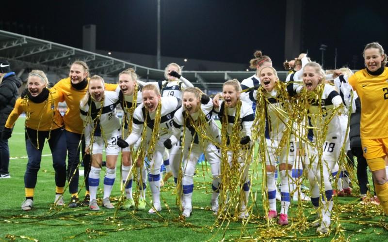 Finlands landslagsdamer täckta av guldkonfetti firar.