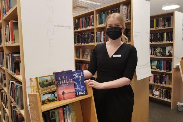 kvinnlig bibliotekarie i bibliotek