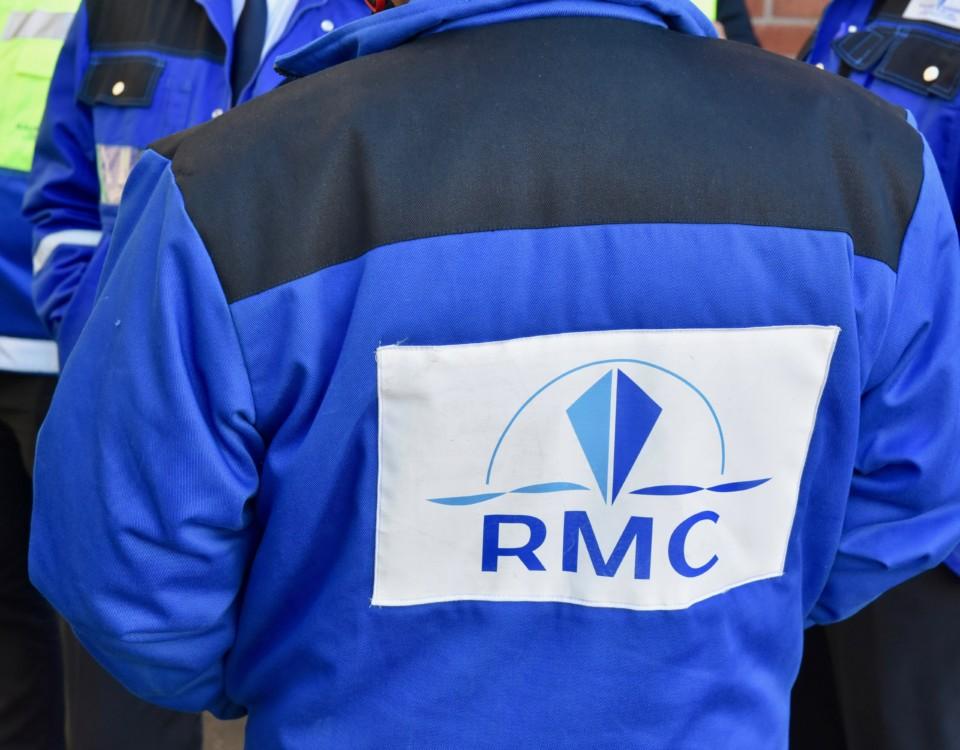 Rygg på bilden. På den blåa jackan står RMC, det vill säga Rauma Marine Constructions.