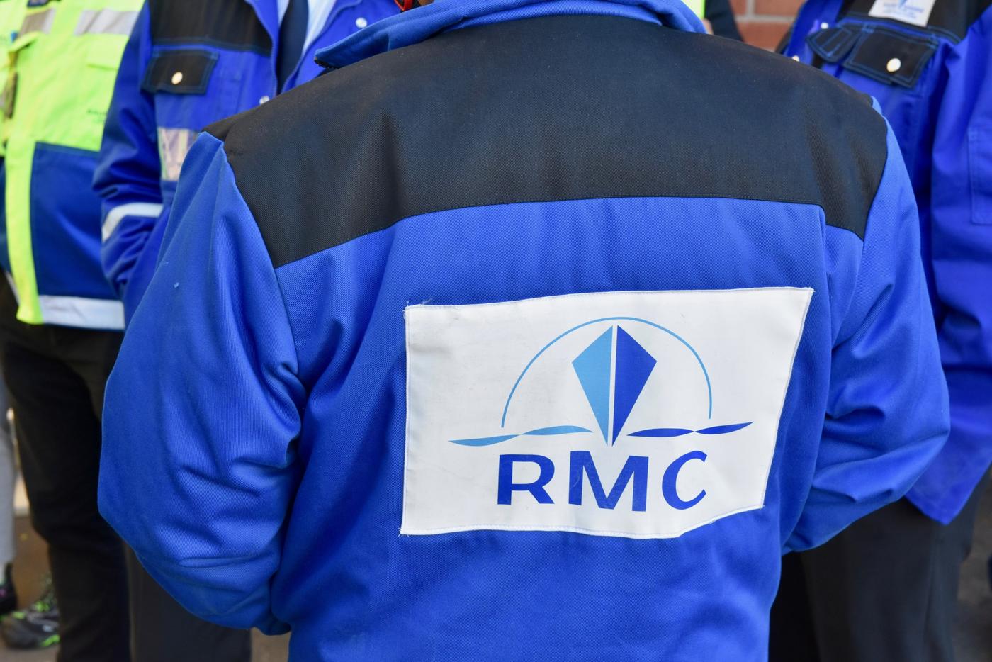 Rygg på bilden. På den blåa jackan står RMC, det vill säga Rauma Marine Constructions.