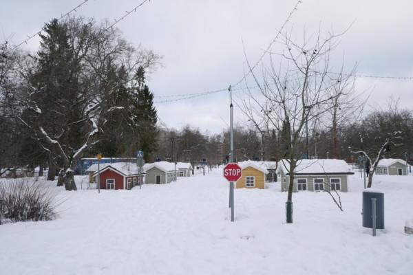Miniatyrhus och gator i snön i Kuppisparken.