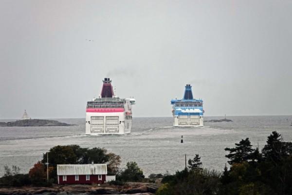 två fartyg på havet