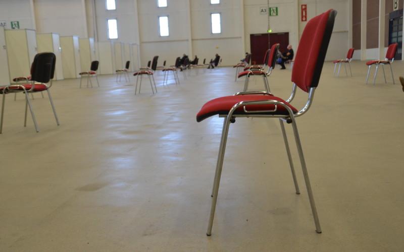 En stol i en stor sal.