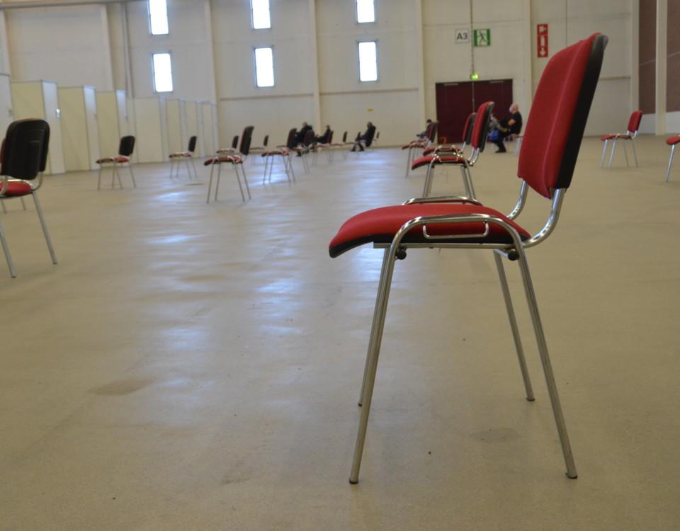 En stol i en stor sal.
