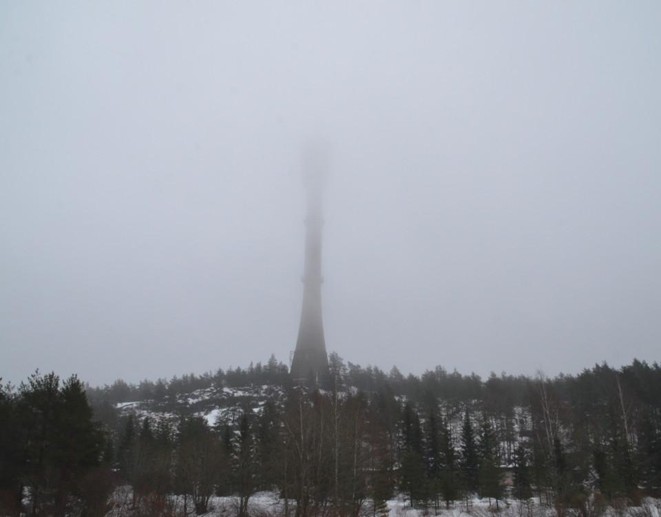 Ett högt torn på ett berg