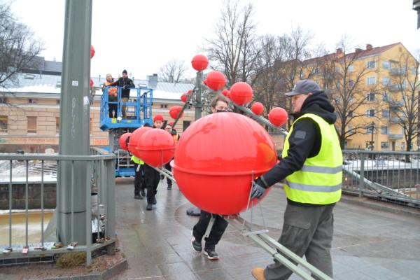 Män som monterar ner stora röda bollar.