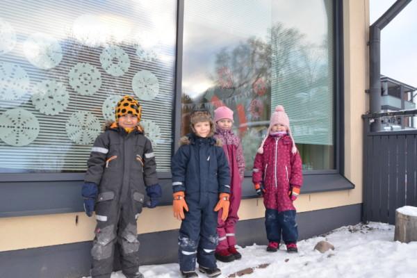 fyra förskolebarn i vinterkläder