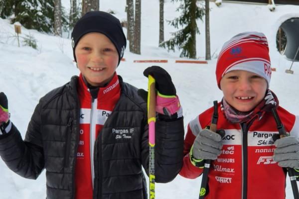 Två barn med skidor.