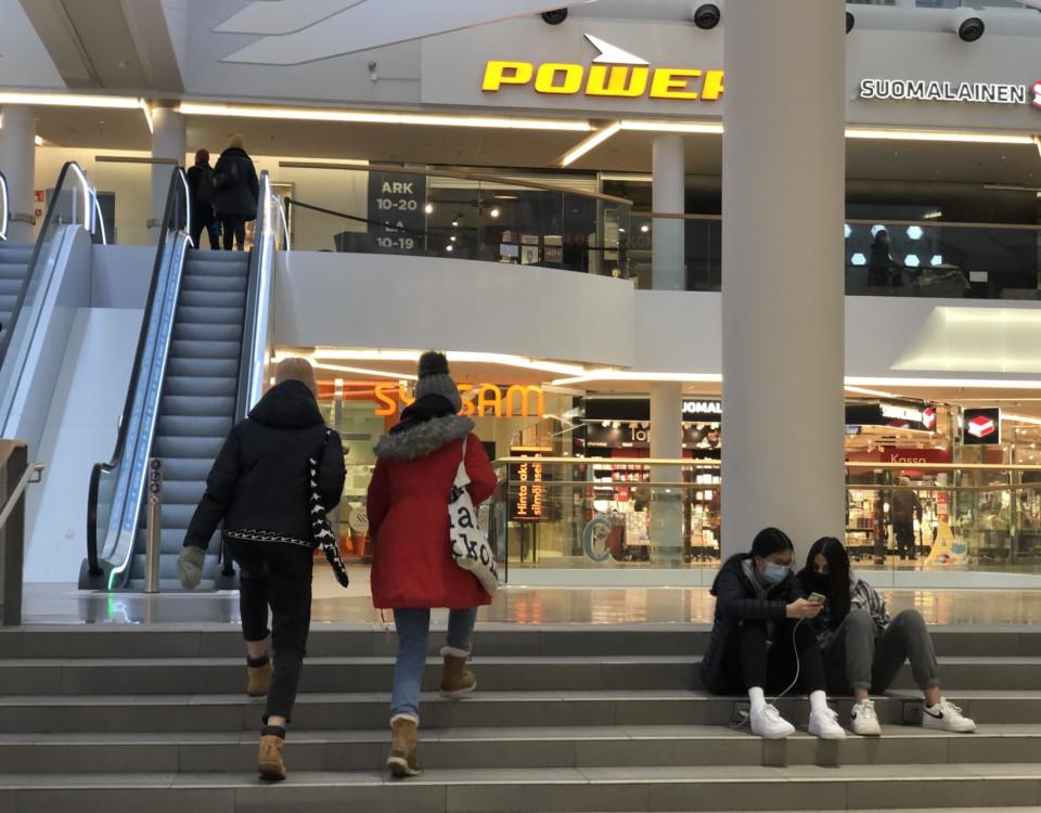 Ungdomar i ett köpcentrum.