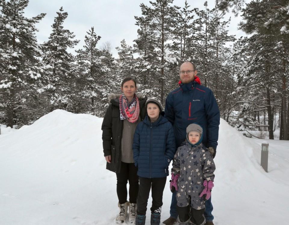en familj i vintervädret
