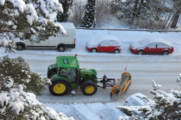 Traktor plogar snö på gata