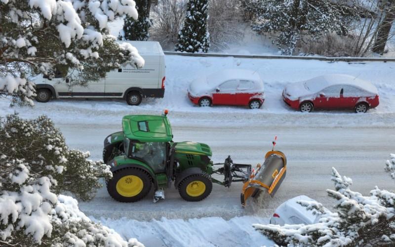 Traktor plogar snö på gata