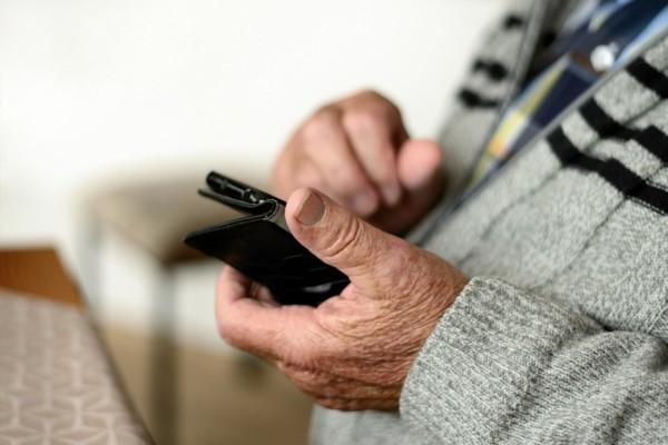 Äldre man med smarttelefon