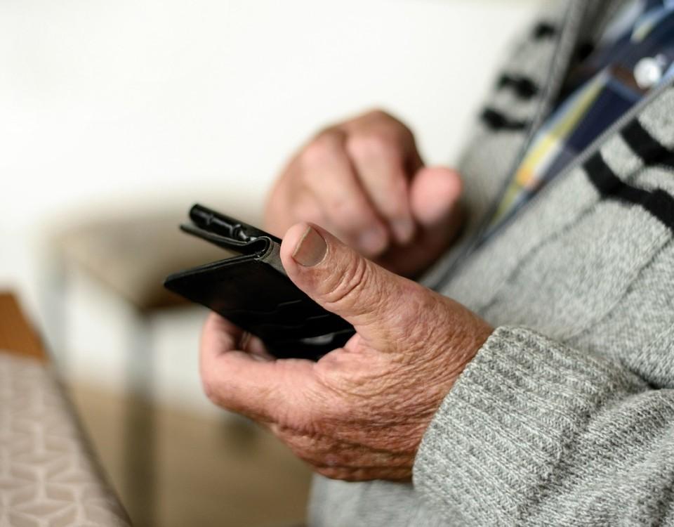 Äldre man med smarttelefon