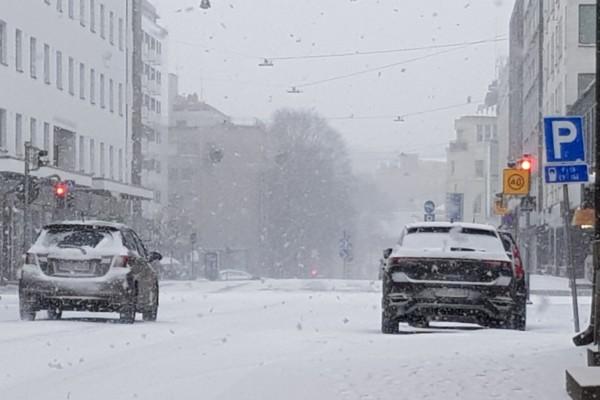 snön yr på en gata