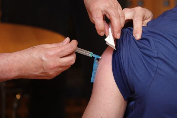 En person får ett vaccin i armen.